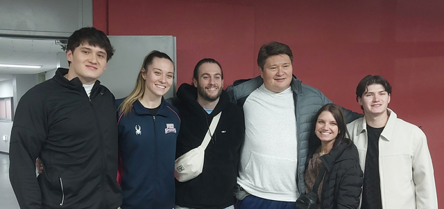 흥국생명 레베카(왼쪽 2번째)가 5일 수원체육관서 열린 현대건설과 원정경기서 팀의 3-2 역전승을 이끈 뒤 가족들과 만나 안부를 물어보고 있다. 사진제공│KOVO