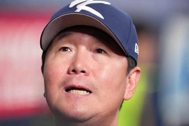 류지현 WBC 야구 대표팀 감독은 8일 대만전 선발투수를 놓고 고민을 거듭하고 있다. 선발투수 후보로는 곽빈과 류현진이 꼽히고 있다. AP뉴시스