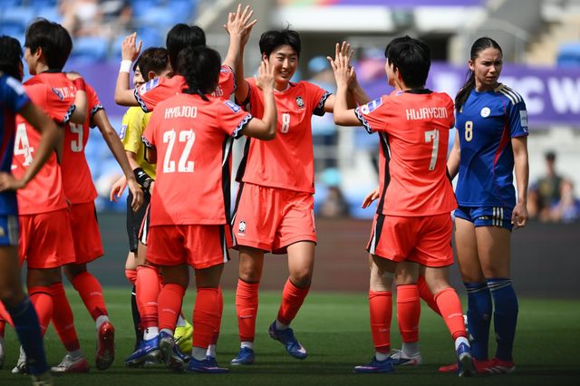 여자축구대표팀 선수들이 5일 골드코스트 스타디움에서 열린 필리핀과 아시안컵 조별리그 A조 2차전서 팀의 세 번째 골이 터진 뒤 기뻐하고 있다. 사진제공｜대한축구협회