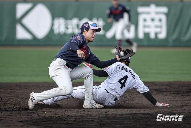 롯데 한태양(왼쪽)이 1일 일본 미야자키 미야코노조구장서 열린 지바롯데전 도중 태그를 시도하고 있다. 사진제공｜롯데 자이언츠