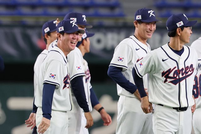 류지현 WBC 야구대표팀 감독(왼쪽). 도쿄｜뉴시스