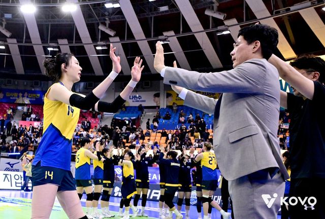 강성형 현대건설 감독(오른쪽)은 5일 수원체육관서 열릴 흥국생명과 홈경기를 앞두고 애제자인 양효진(왼쪽)이 웃으면서 코트를 떠날 수 있도록 만드시 챔프전서 우승하겠다고 다짐했다. 사진제공│KOVO