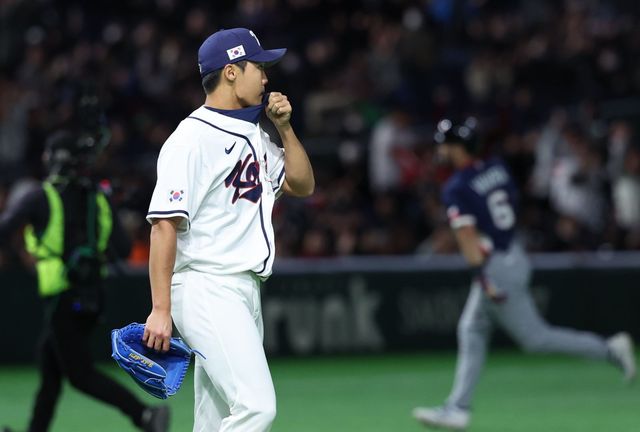 WBC 야구 대표팀 정우주가 5일 일본 도쿄돔에서 열린 대회 본선 1라운드(C조) 체코전에서 5회초 체코 바브라에게 3점홈런을 허용한 뒤 타구가 날아간 방향을 바라보고 있다. 도쿄｜뉴시스