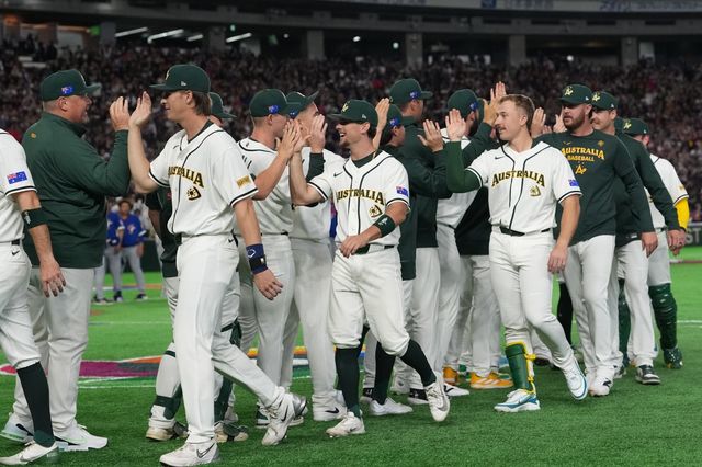 호주 선수단이 5일 일본 도쿄돔서 열린 2026 WBC 조별리그 C조 대만전에서 승리한 뒤 기쁨을 누리고 있다. 도쿄｜AP뉴시스