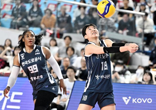 한국도로공사 김세인이 4일 김천체육관서 열린 페퍼저축은행과 V리그 여자부 홈경기 도중 공을 디그하고 있다. 사진제공｜KOVO