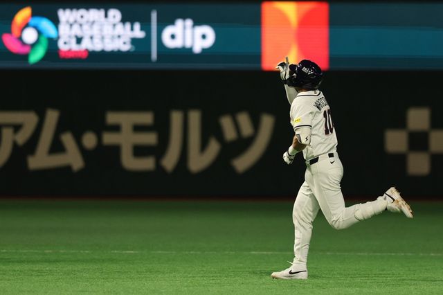 한국 대표팀 셰이 위트컴이 5일 일본 도쿄돔서 열린 제6회 월드베이스볼클래식(WBC) 본선 1라운드 체코와 대회 첫 경기에서 5회말 2점 홈런을 친 뒤 기뻐하며 베이스를 돌고 있다. 도쿄｜뉴시스
