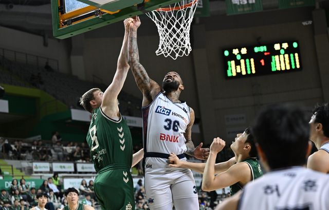 KCC 숀 롱(오른쪽)이&nbsp;5일 원주DB프로미아레나서 열린 DB전에서 헨리 엘런슨의 수비를 피해 득점하고 있다. 사진제공｜KBL