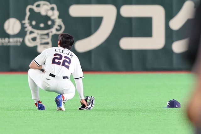 WBC 야구대표팀 이정후가 5일 일본 도쿄돔서 열린 2026 WBC 본선 1라운드 체코전에서 4회초 수비 도중 발목에 통증을 느껴 외야에 주저앉아 있다. 도쿄｜뉴시스