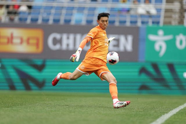 안양 골키퍼 김정훈이 2일 대전월드컵경기장에서 열린 대전하나와 K리그1 개막전 원정경기서 공을 상대진영으로 보내고 있다. 그는 후반 추가시간 PK를 막아내 팀의 1-1 무승부를 지켰다. 사진제공｜한국프로축구연맹