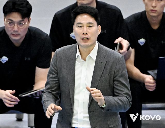 강성형 현대건설 감독은 5일 수원체육관서 열린 현대건설과 홈경기서 2-3으로 패하고도 2위를 확보했지만 1위 도약 확률이 떨어진 사실에 아쉬움을 표현했다. 사진제공│KOVO