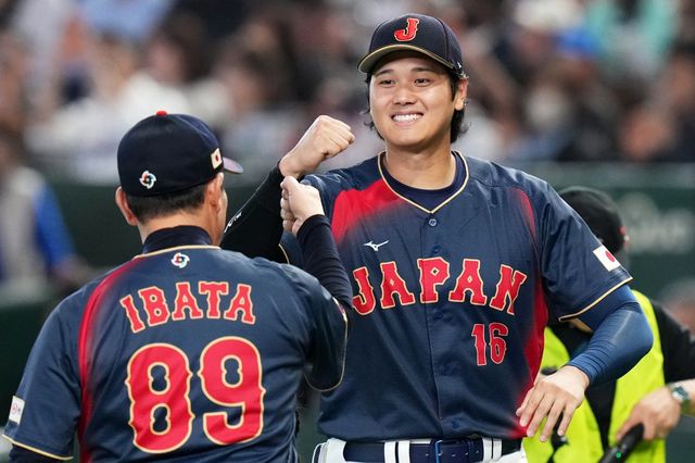 WBC 일본 대표팀 오타니 쇼헤이(오른쪽)가 6일 일본 도쿄돔서 열린 2026 WBC 본선 1라운드 대만전을 앞두고 이바타 히로카즈 일본 대표팀 감독과 하이파이브를 하고 있다. 도쿄｜AP뉴시스