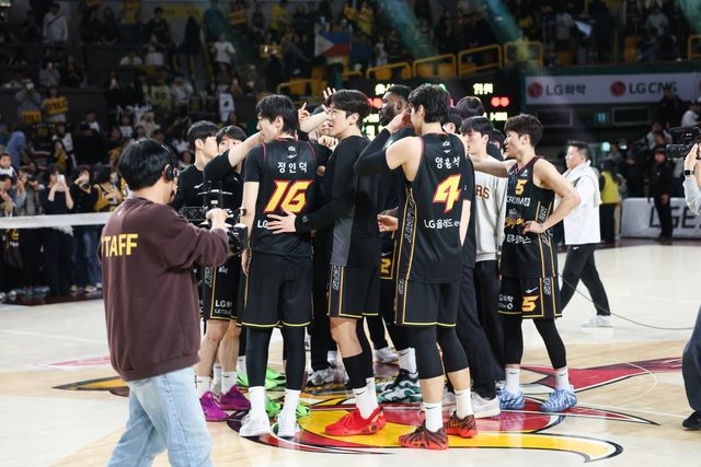 창원 LG 선수들이 6일 창원체육관에서 열린 현대모비스전에서 83-75 승리를 거둔 뒤 기뻐하고 있다. 사진제공ㅣKBL