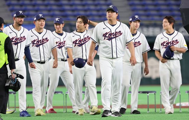 WBC 야구 대표팀 류현진(오른쪽 3번째)이 4일 일본 도쿄돔서 공식 사진 촬영을 마친 뒤 동료들과 함께 덕아웃으로 들어가고 있다. 류현진은 2009년 이후 17년 만에 도쿄돔 마운드에 오르게 된다. 도쿄｜뉴시스
