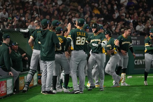 WBC 호주대표팀 선수들이 6일 도쿄돔에서 열린 체코전 3회초 커티스 미드의 3점홈런이 터지자 기뻐하고 있다. 도쿄ㅣAP뉴시스