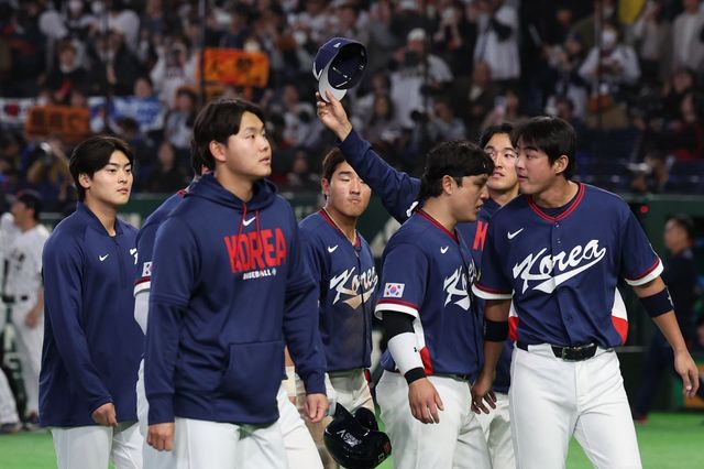 야구 대표팀이 7일 일본 도쿄돔서 열린 일본전을 마친 뒤 덕아웃으로 향하고 있다. 대표팀은 일본과 접전을 펼쳤으나 최종 6-8로 졌다. 도쿄｜뉴시스