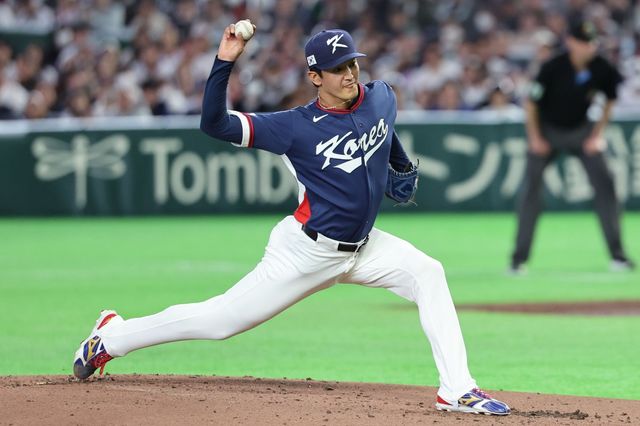 야구 대표팀 고영표가 7일 일본 도쿄돔서 열린 WBC 본선 1라운드 일본전에 선발투수로 등판해 힘차게 공을 던지고 있다. 도쿄｜뉴시스