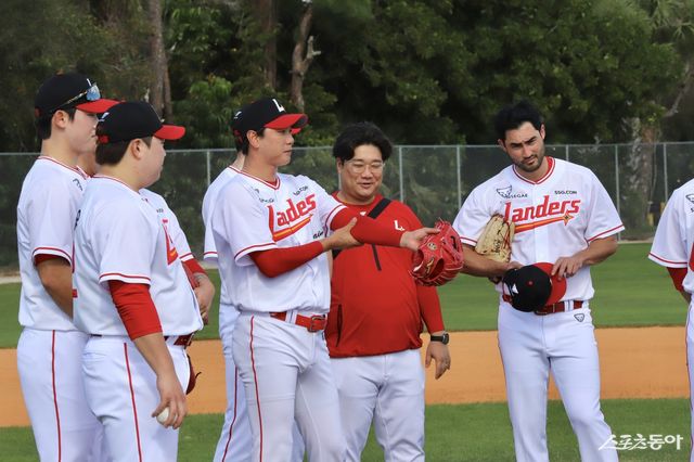 미국 플로리다 베로비치서 열린 SSG의 1차 스프링캠프 도중 훈련에 나선 김광현(가운데). 사진제공｜SSG 랜더스
