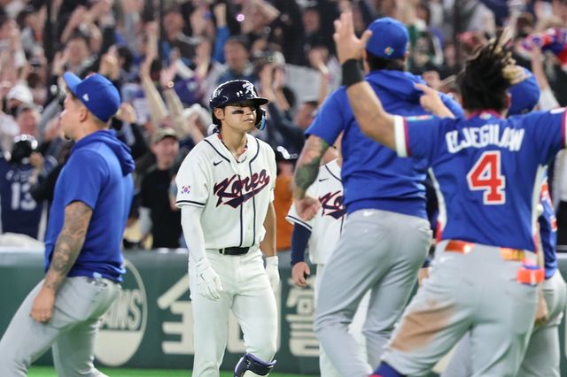 야구 대표팀 김도영(왼쪽 두 번째)이 8일 일본 도쿄돔에서 열린 WBC 본선 1라운드(C조) 대만전에서 팀의 4-5 패배가 확정된 뒤 아쉬운 표정으로 그라운드를 빠져 나가고 있다. 도쿄｜뉴시스