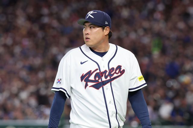 야구 대표팀 류현진이 8일 일본 도쿄돔에서 열린 제6회 WBC 본선 1라운드(C조) 대만전에 선발투수로 등판해 2회초를 마무리한 뒤 덕아웃으로 향하고 있다. 도쿄｜뉴시스