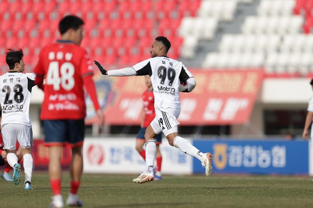 전북 모따(가운데)가 8일 김천종합운동장서 열린 김천과 K리그1 2라운드 원정경기서 후반 46분 동점골을 터트린 뒤 동료들의 축하를 받고 있다. 사진제공│한국프로축구연맹