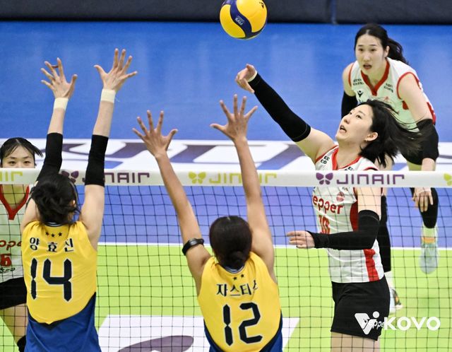페퍼저축은행 박정아(오른쪽)가 8일 수원체육관서 열린 현대건설과 원정경기 도중 스파이크를 하고 있다. 사진제공｜KOVO
