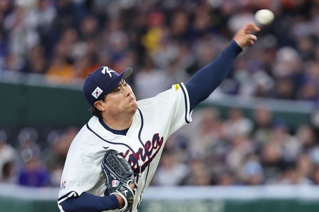 야구 대표팀 류현진이 8일 일본 도쿄돔에서 열린 제6회 WBC 본선 1라운드(C조) 대만전에 선발투수로 등판해 힘차게 공을 던지고 있다. 도쿄｜뉴시스