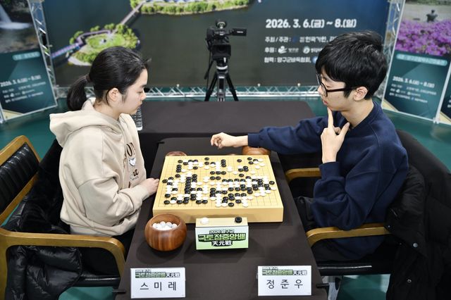 대국 종료 후 복기를 하고 있는 스미레 4단(왼쪽)과 정준우 3단 한국기원 제공