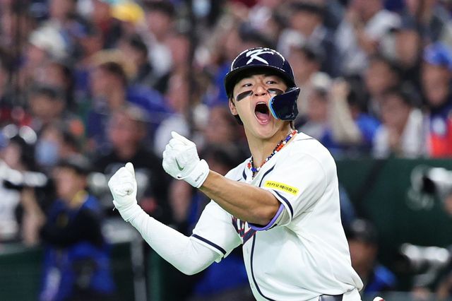 야구 대표팀 김도영이 8일 일본 도쿄돔서 열린 WBC 본선 1라운드(C조) 대만전에서 6회말 역전 2점홈런을 때린 뒤 포효하고 있다. 도쿄｜뉴시스