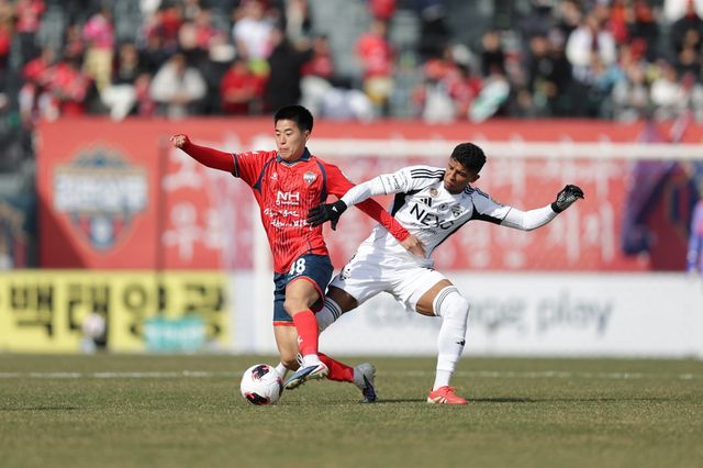 김천 홍윤상(왼쪽)이 8일 김천종합운동장서 열린 전북과 K리그1 2라운드 홈경기서 오베르단을 따돌리고 드리블을 하고 있다. 사진제공│한국프로축구연맹