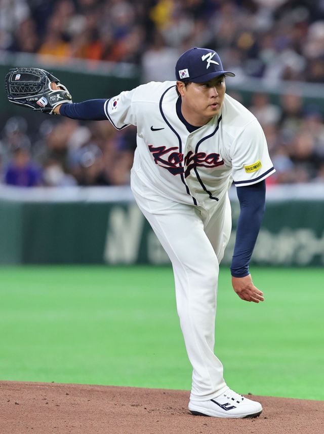 야구 대표팀 류현진이 8일 일본 도쿄돔에서 열린 제6회 WBC 본선 1라운드(C조) 대만전에 선발투수로 등판해 힘차게 공을 던지고 있다. 도쿄｜뉴시스