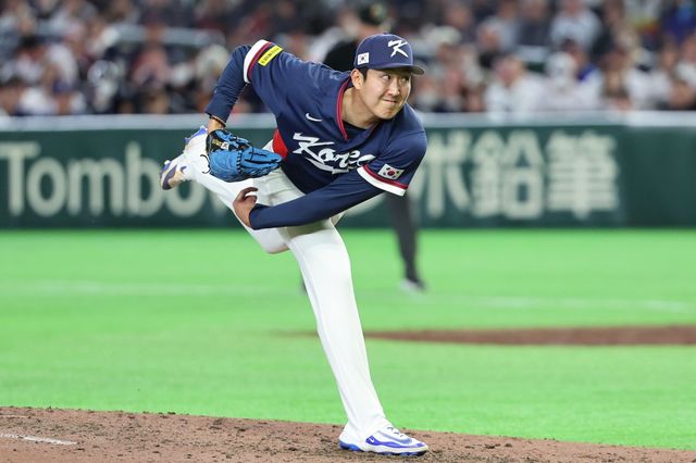 야구 대표팀 손주영이 7일 일본 도쿄돔에서 열린 2026 WBC 본선 1라운드 C조 일본전에 등판해 5회말 힘차게 공을 던지고 있다. 도쿄｜뉴시스