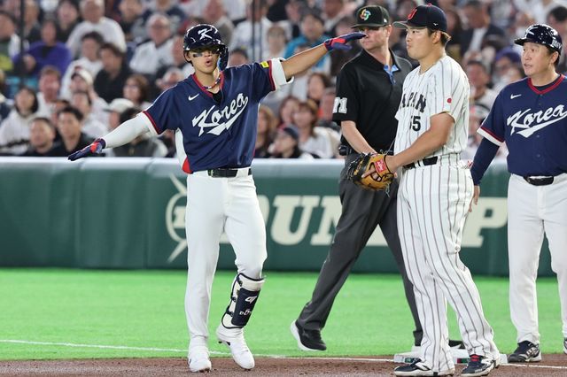 WBC 야구 대표팀 김도영(왼쪽)과이7일 일본 도쿄돔에서 열린 2026 WBC 본선 1라운드 일본전에서 1회초 좌전안타를 때린 뒤 세리머니를 하고 있다. 도쿄｜뉴시스