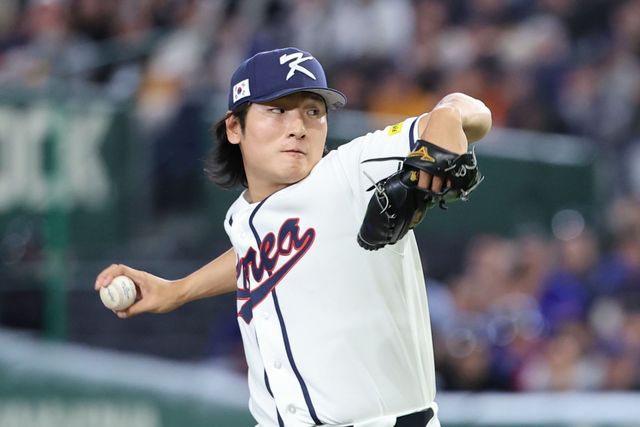 야구 대표팀 곽빈이 8일 일본 도쿄돔서 열린 WBC 본선 1라운드(C조) 대만전에서 힘차게 공을 던지고 있다. 도쿄｜뉴시스
