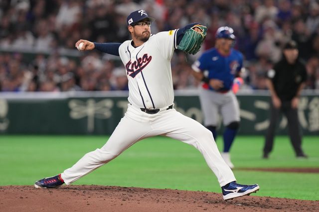 한국 WBC 대표팀 우투수 데인 더닝이 8일 도쿄돔에서 열린 대만전서 투구하고 있다. 도쿄ㅣAP뉴시스
