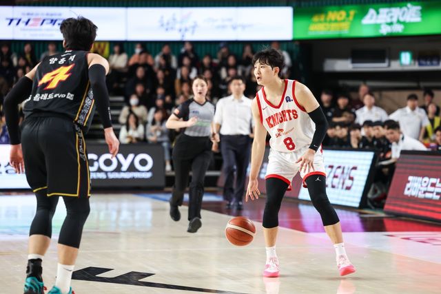 SK 안영준이 8일 창원체육관에서 열린 ‘2025~2026 LG전자 프로농구’ 정규리그 5라운드 LG와 원정경기서 드리블하고 있다. 사진제공｜KBL