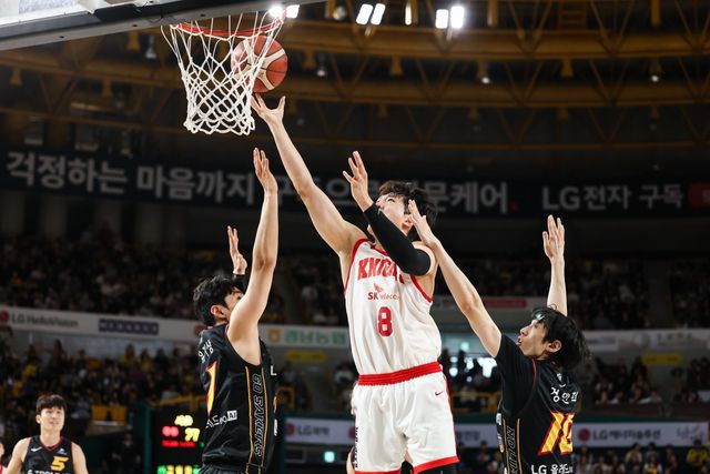 SK 안영준(8번)이 8일 창원체육관에서 열린 ‘2025~2026 LG전자 프로농구’ 정규리그 5라운드 LG와 원정경기서 슛을 시도하고 있다. 사진제공｜KBL