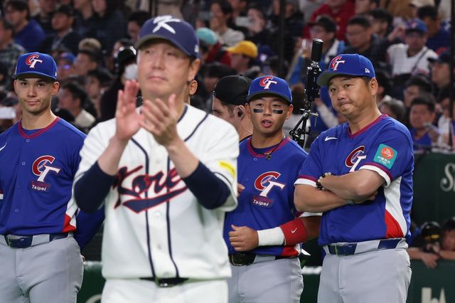 류지현 야구 대표팀 감독(앞)이 8일 일본 도쿄돔에서 열린 2026 WBC 본선 1라운드 C조 대만전을 마친 뒤 아쉬움 표정으로 경기를 마무리하고 있다. 대표팀은 연장 10회 승부치기 끝에 대만에 4-5로 졌다. 도쿄｜뉴시스