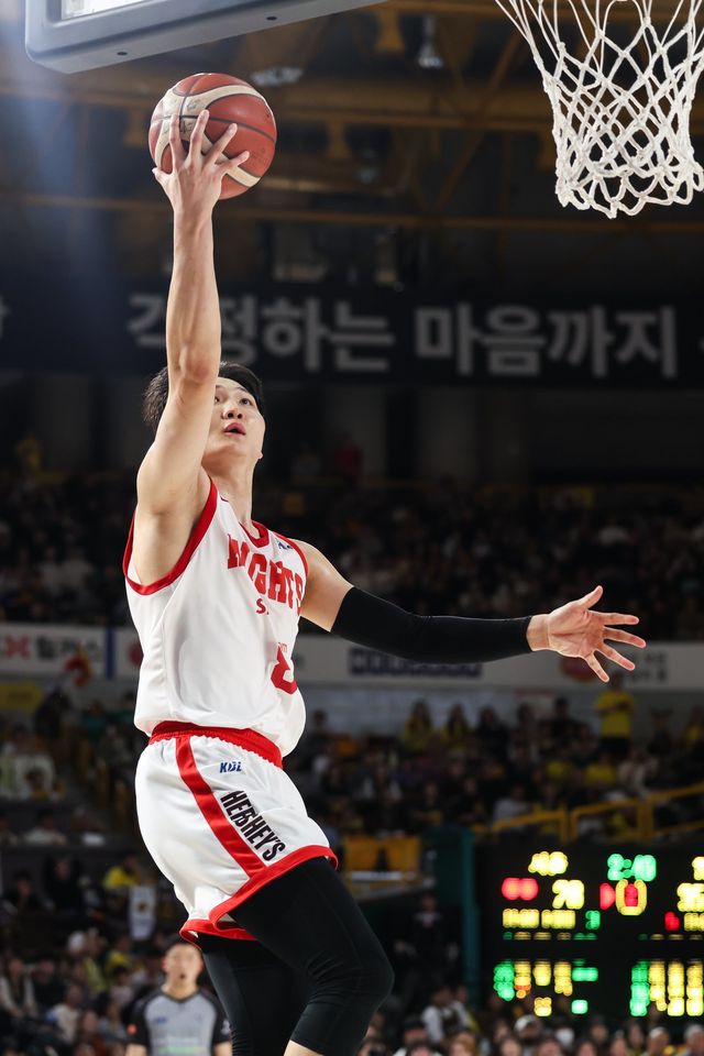 SK 안영준이 8일 창원체육관에서 열린 ‘2025~2026 LG전자 프로농구’ 정규리그 5라운드 LG와 원정경기서 슛을 시도하고 있다. 사진제공｜KBL