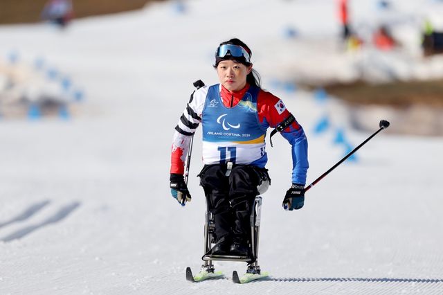 김윤지가 8일(한국시간) 이탈리아 테세로 크로스컨트리스타디움서 열린 2026밀라노·코르티나담페초동계패럴림픽 바이애슬론 여자 개인 좌식 12.5㎞서 힘찬 질주를 하고 있다. 사진제공｜대한장애인체육회