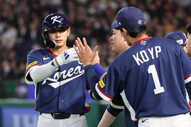 야구 대표팀 이정후(왼쪽)가 9일 일본 도쿄돔에서 열린 2026 WBC 본선 1라운드 C조 호주와 경기에서 3회초 득점에 성공한 뒤 덕아웃으로 들어가며 동료들의 축하를 받고 있다. 도쿄｜뉴시스