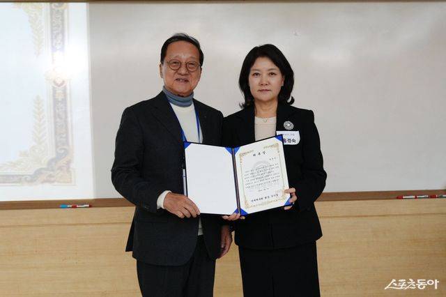 연세대 출신 체육인 모임인 연세체육회가 7일 자원봉사단을 창단했다. 대구CC 회장이기도 한 우기정 연세체육회 회장(왼쪽)과 홍경숙 초대 자원봉사단 단장. 사진제공｜연세체육회