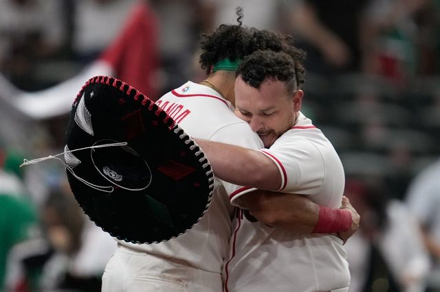 멕시코의 알레한드로 커크(오른쪽)가 9일(한국시간) 미국 휴스턴의 다이킨 파크서 열린 WBC 본선 1라운드 영국과 B조 2차전서 홈런을 친 뒤 동료와 포옹하고 있다. 휴스턴｜AP뉴시스