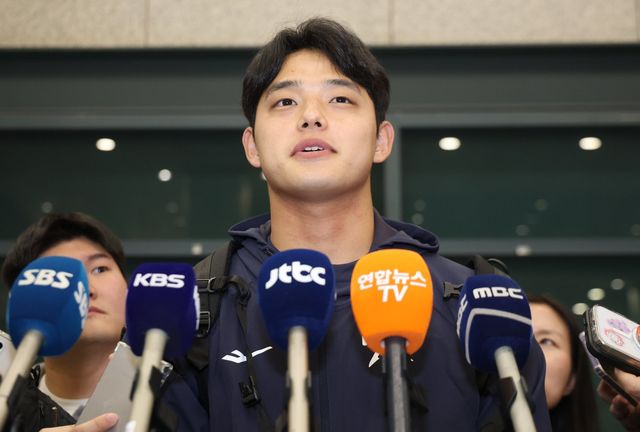 문동주가 1월 실시된 야구 대표팀의 미국령 사이판 전지 훈련을 마친 뒤 인천국제공항을 통해 귀국해 취재진과 인터뷰를 하고 있는 모습. 뉴시스