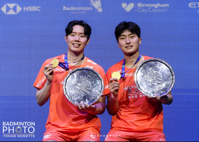 서승재(왼쪽)-김원호가 9일(한국시간) 영국 버밍엄의 유틸리타 아레나서 벌어진 2026전영오픈 남자복식 결승서 애런 치아-소우이익을 2-1로 꺾고 대회 2연패에 성공했다. 사진제공│대한배드민턴협회