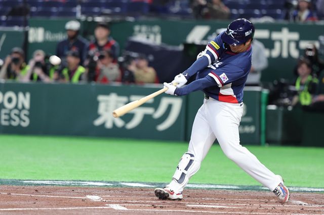 한국 야구대표팀 문보경이 9일 일본 도쿄돔에서 열린 제6회 WBC서 5번 지명타자로 선발출전해 선제 2점 홈런을 치고 있다. 도쿄｜뉴시스