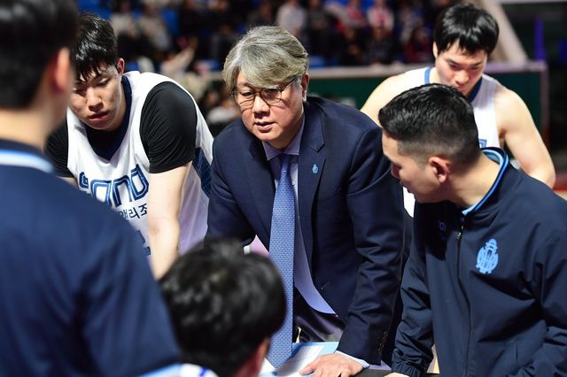 소노는 5라운드 9경기서 8승1패를 기록하며 6강 경쟁을 점입가경에 빠트렸다.&nbsp;작전을 지시하는 손창환 감독(가운데). 사진제공ㅣKBL