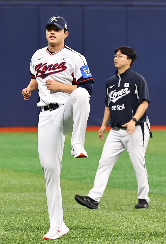 지난해 11월 고척돔에서 열린 체코와 평가전을 앞두고 몸을 풀고 있는 문동주(왼쪽). 뉴시스