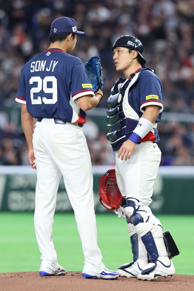 야구 대표팀 손주영(왼쪽)이 9일 일본 도쿄돔서 열린 월드베이스볼클래식(WBC) 본선 1라운드 C조 4차전 호주와 경기에 선발투수로 등판해 포수 박동원과 대화를 나누고 있다. 도쿄｜뉴시스