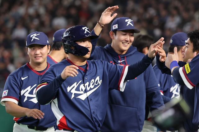 야구 대표팀 문보경(앞)이 9일 일본 도쿄돔에서 열린 2026 WBC 본선 1라운드 C조 4차전 호주와 경기에서 2회초 2점홈런을 터트린 뒤 덕아웃으로 들어가며 동료들의 축하를 받고 있다. 도쿄｜뉴시스