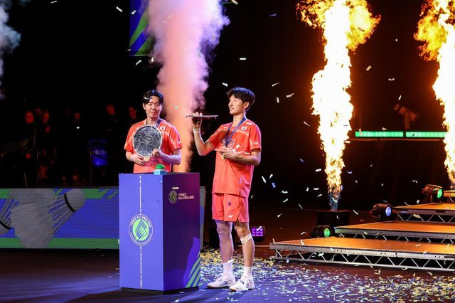 서승재(앞)-김원호가 9일(한국시간) 영국 버밍엄의 유틸리타 아레나서 벌어진 2026전영오픈 남자복식 결승서 애런 치아-소우이익을 2-1로 꺾고 대회 2연패를 확정한 뒤 우승 기념행사를 하고 있다. 사진제공│대한배드민턴협회